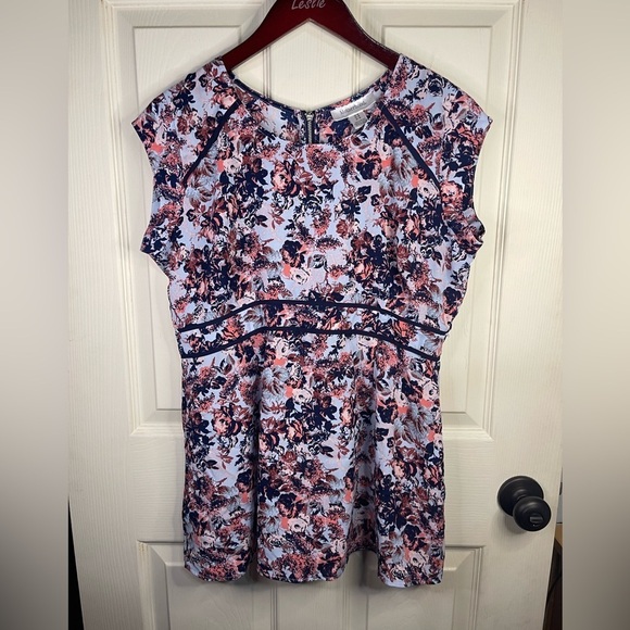 Tops - Mortherhood short sleeve floral blouse with‎ zipper in the back.